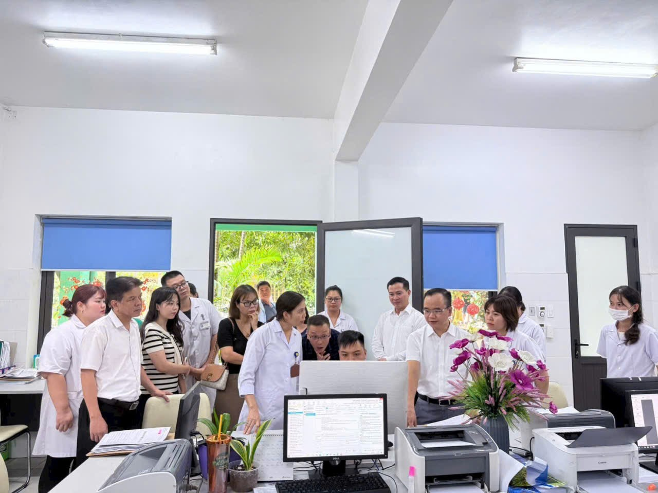 Hội đồng khảo sát, kiểm tra thực tế tại các khoa phòng của bệnh viện.