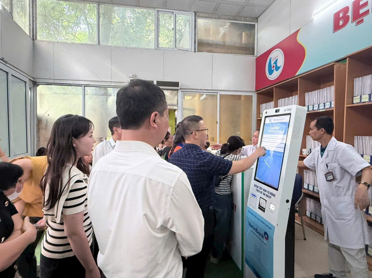 Kiosk lấy số tự động tại khoa Khám bệnh - Bệnh viện Dệt May